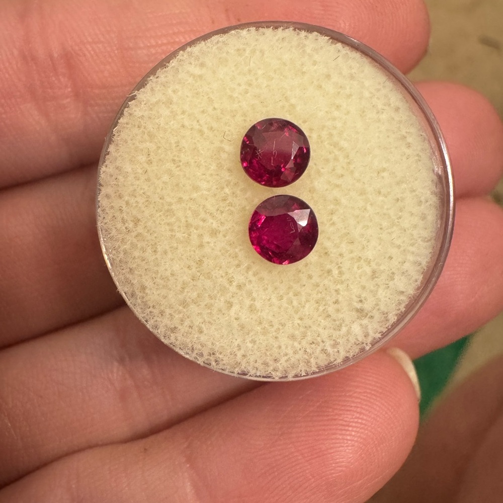 1.53ct genuine clean rubies pair in gem
Jar - Picture 10 of 13
